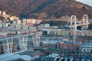 Due piattaforme Genie per un lavoro che fa storia Werent Ponte Morandi piattaforme piattaforma aerea Genie CTE 