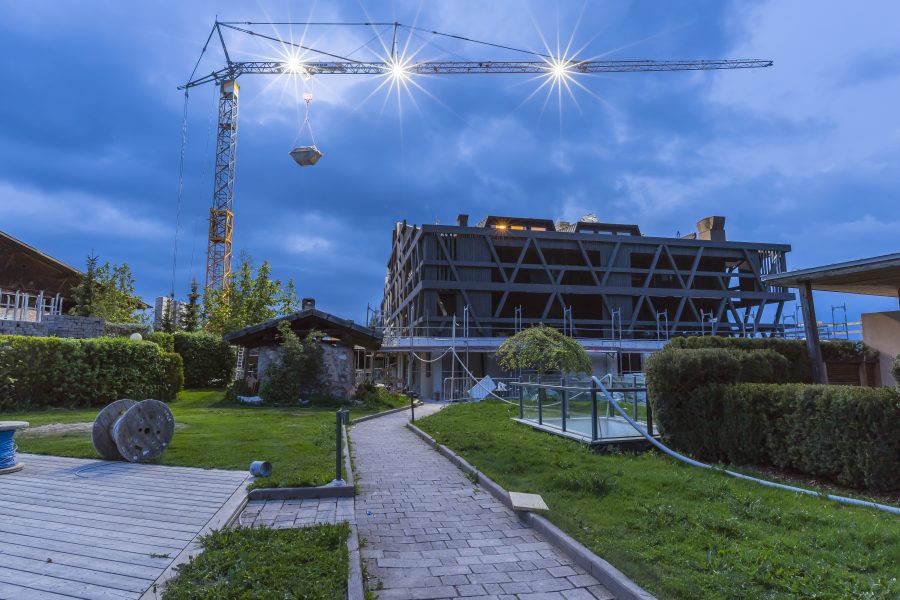 la gru compatta automontante Liebherr L1-32 e la Liebherr 81 K.1