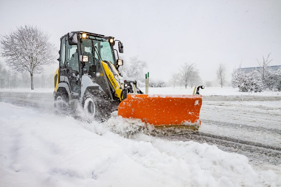 Le pale gommate Kramer si prestano a numerose mission tra cui lo sgombero neve dalle strade i inverno
