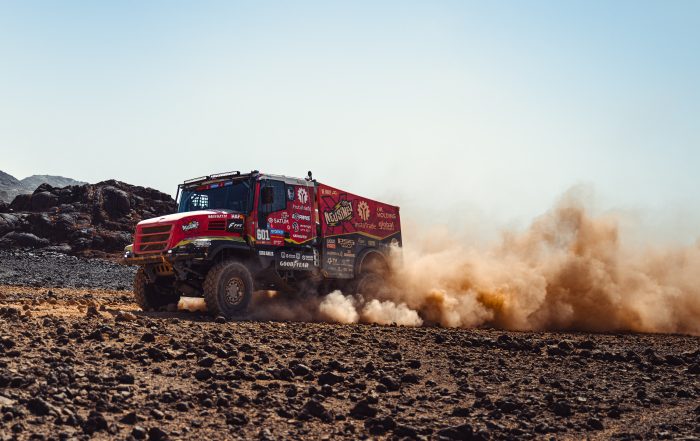 Il camion #601 InstaTrade Loprais Team de Rooy FPT in azione nel deserto saudita durante la Dakar 2025