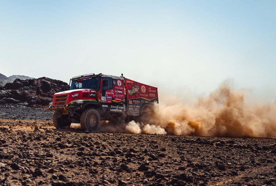 Il camion #601 InstaTrade Loprais Team de Rooy FPT in azione nel deserto saudita durante la Dakar 2025