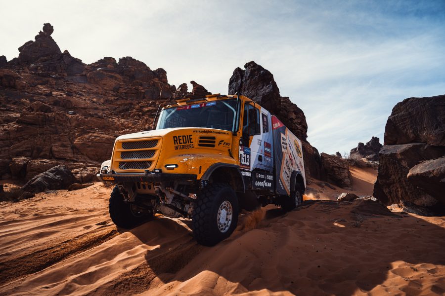Il truck #613 Fried Van de Laar Racing Team de Rooy FPT, pilotato da Anja Van Loon, si fa strada tra le dune del rally raid più duro al mondo.