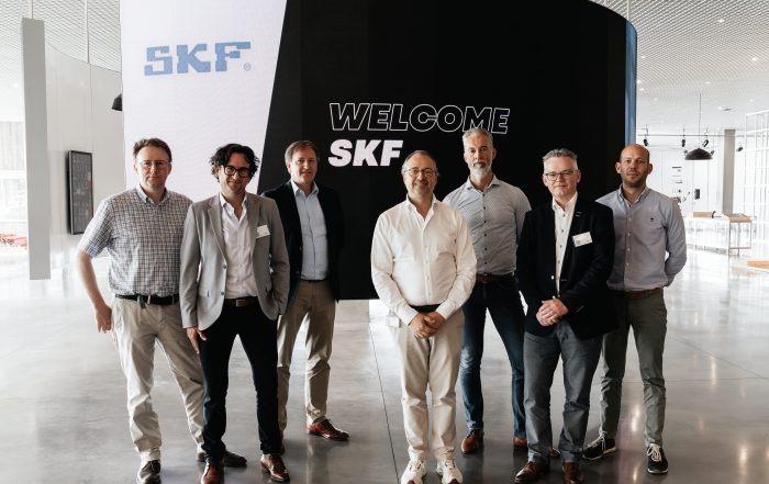 I rappresentanti di TVH e SKF celebrano l’avvio della partnership presso la sede di SKF, un passo importante per il settore agricolo e industriale