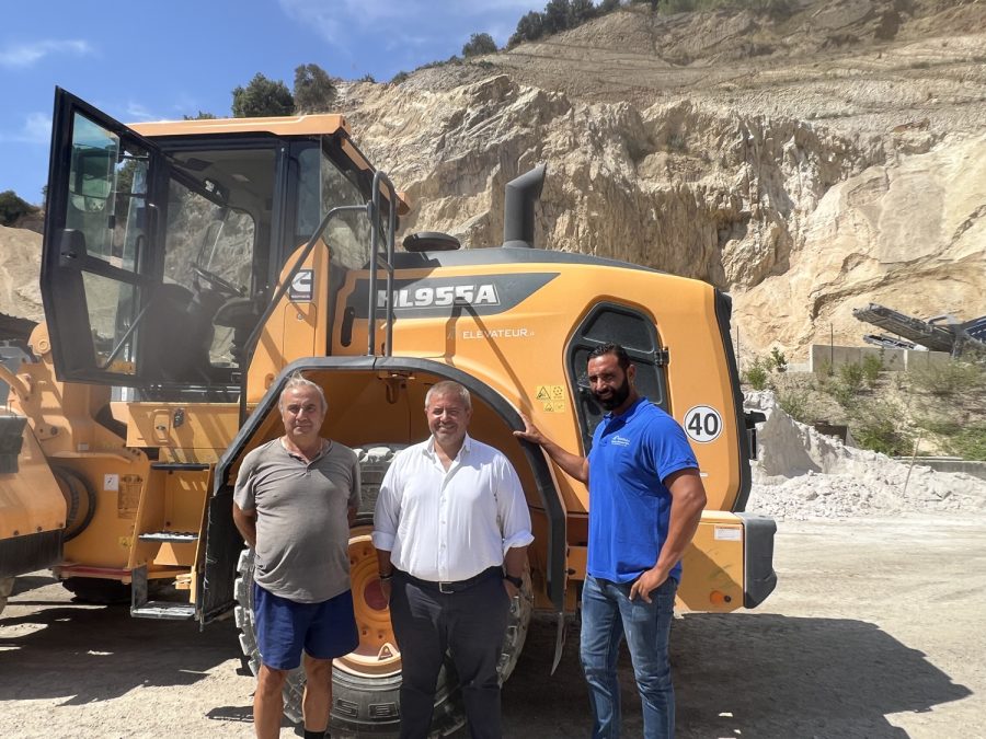 Da sinistra Antonio Apicella, titolare di Eredi Apicella Antonio Snc, Alberto Di Troia commerciale di Elevateur, e Biagio Apicella, titolare di Apicella Srl