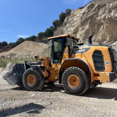 la HD Hyundai HL955A di Apicella al lavoro