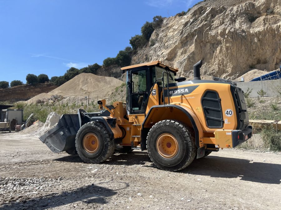 la HD Hyundai HL955A di Apicella al lavoro