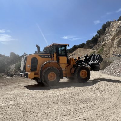 la HD Hyundai HL955A di Apicella al lavoro