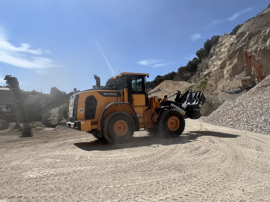 la HD Hyundai HL955A di Apicella al lavoro