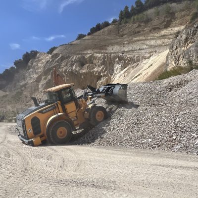 la HD Hyundai HL955A di Apicella al lavoro