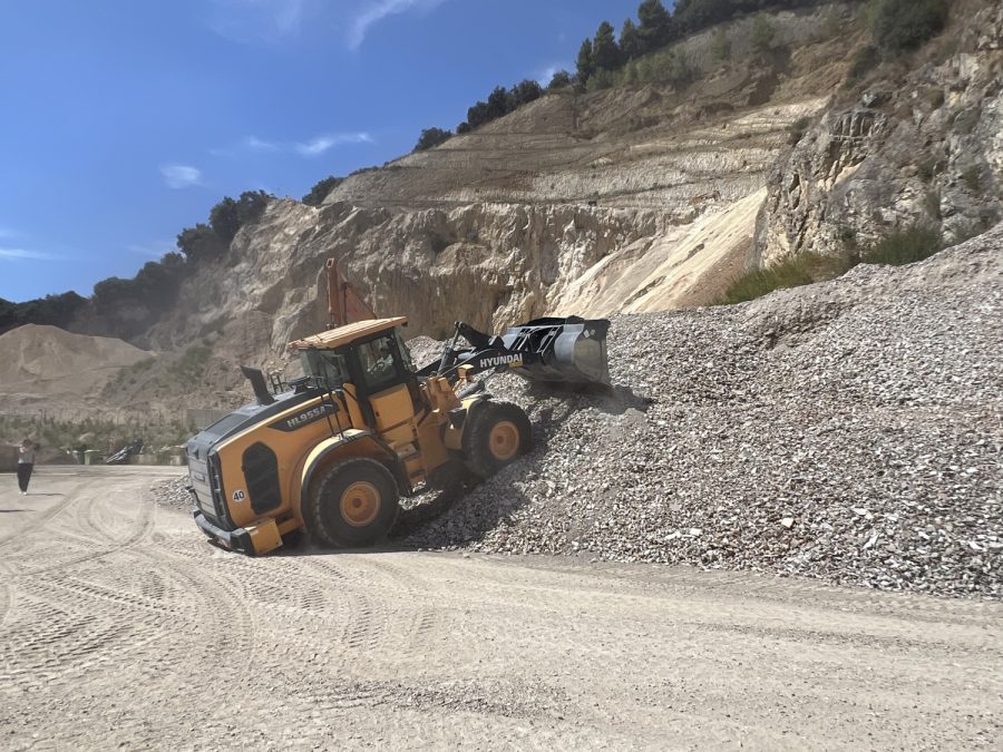 la HD Hyundai HL955A di Apicella al lavoro