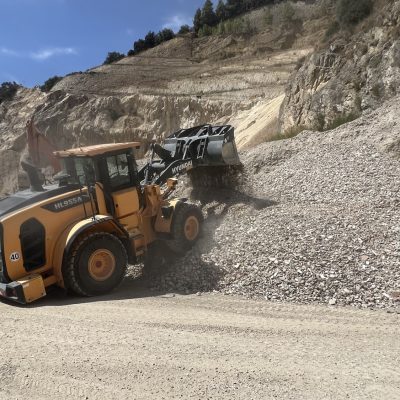 la HD Hyundai HL955A di Apicella al lavoro