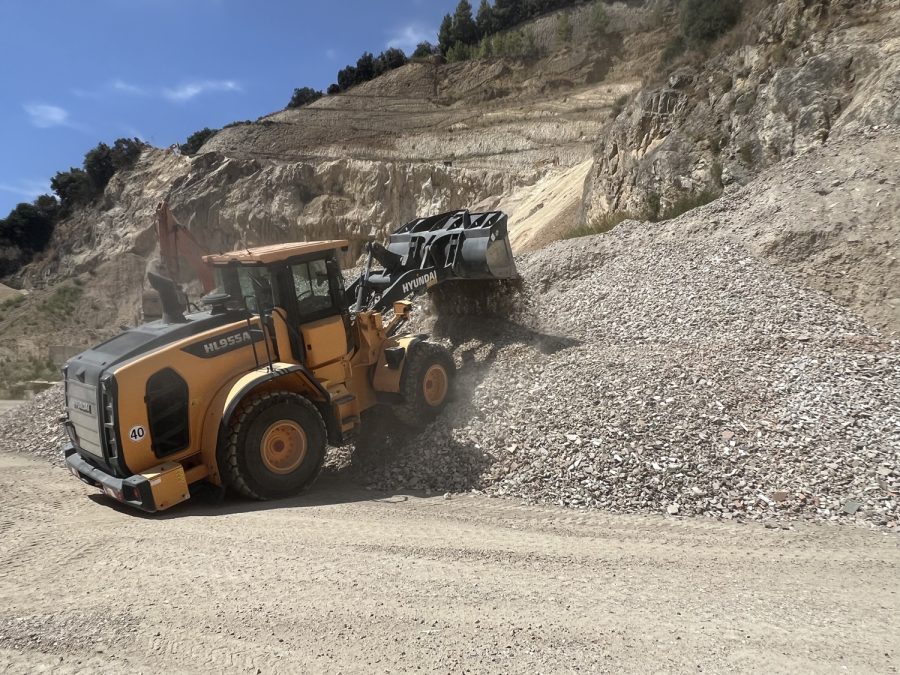 la HD Hyundai HL955A di Apicella al lavoro