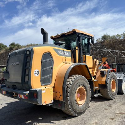 la HD Hyundai HL955A di Apicella al lavoro