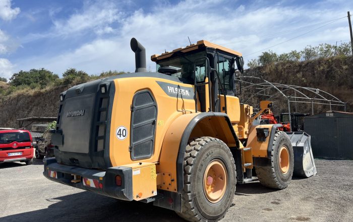 la HD Hyundai HL955A di Apicella al lavoro
