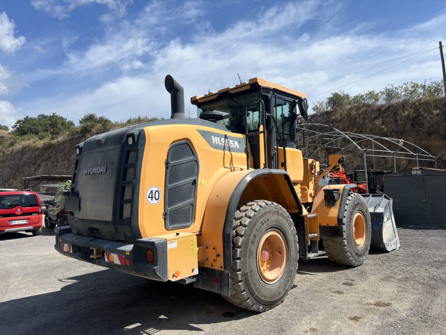 la HD Hyundai HL955A di Apicella al lavoro