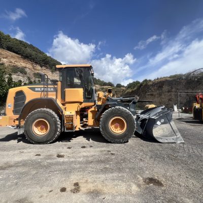 la HD Hyundai HL955A di Apicella al lavoro