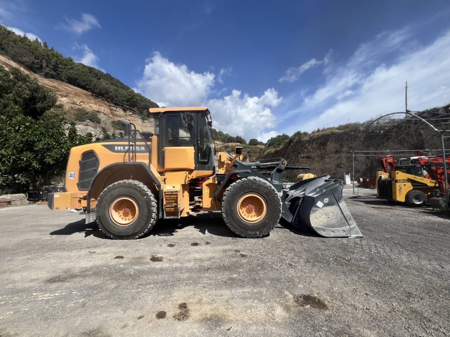 la HD Hyundai HL955A di Apicella al lavoro