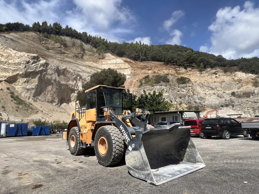 la HD Hyundai HL955A di Apicella al lavoro