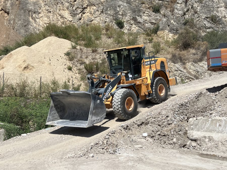 la HD Hyundai HL955A di Apicella al lavoro
