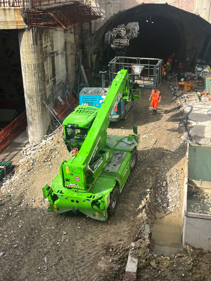 Il ROTO40.18 di Merlo impegnato nel cantiere di consolidamento della galleria della metropolitana che passa sotto il Cimitero monumentale di Napoli