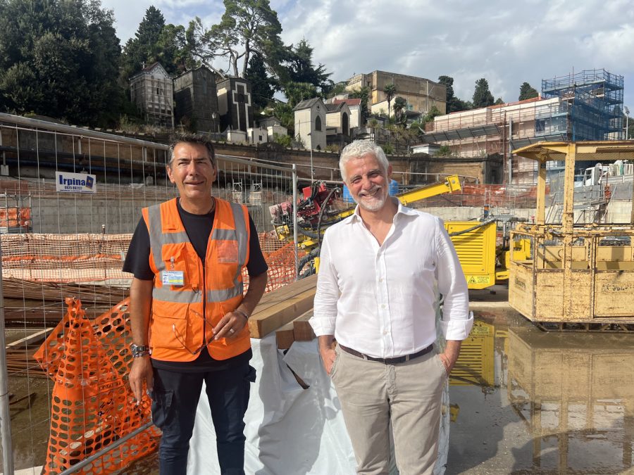 Da destra, Paolo Trampetti, AD di SCF e Cristiano Capuano, ingegnere responsabile di SCF, con alle spalle il cantiere del cimitero monumentale di Napoli