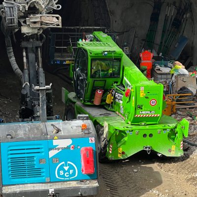 Il ROTO40.18 di Merlo impegnato nel cantiere di consolidamento della galleria della metropolitana che passa sotto il Cimitero monumentale di Napoli