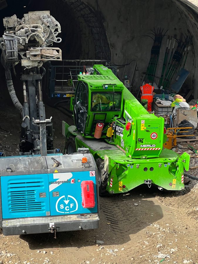 Il ROTO40.18 di Merlo impegnato nel cantiere di consolidamento della galleria della metropolitana che passa sotto il Cimitero monumentale di Napoli