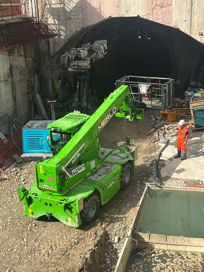 Il ROTO40.18 di Merlo impegnato nel cantiere di consolidamento della galleria della metropolitana che passa sotto il Cimitero monumentale di Napoli