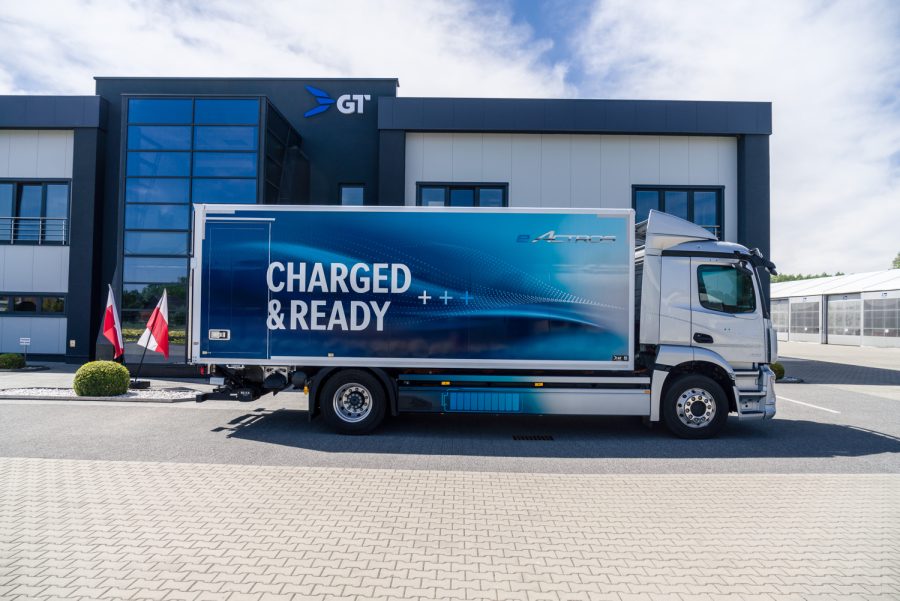 Camion elettrico Mercedes-Benz eActros con allestimento GT Trailers parcheggiato davanti alla sede dell'azienda in Polonia. L'immagine rappresenta l'impegno per la mobilità sostenibile e la transizione verso il trasporto elettrico, in linea con la nuova partnership strategica tra Schmitz Cargobull e GT Trailers