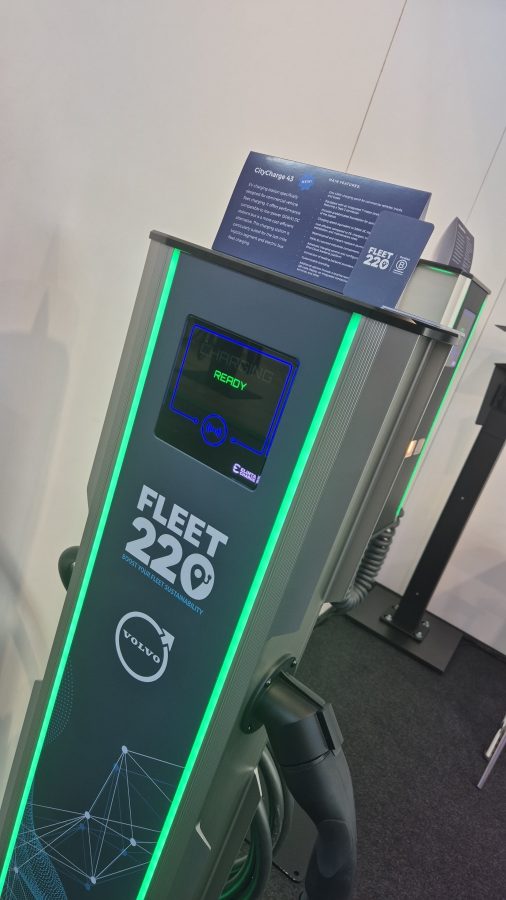 Stazione di ricarica Fleet220 con tecnologia ElintaCharge AC 43 kW, parte del pacchetto "Bundle Volvo" per la ricarica notturna dei camion elettrici Volvo Trucks