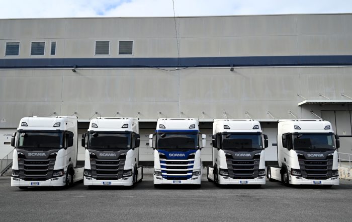 La nuova flotta di Scania 460 Super di CTV2000 schierata davanti alla sede, pronta a entrare in servizio per il trasporto aeroportuale