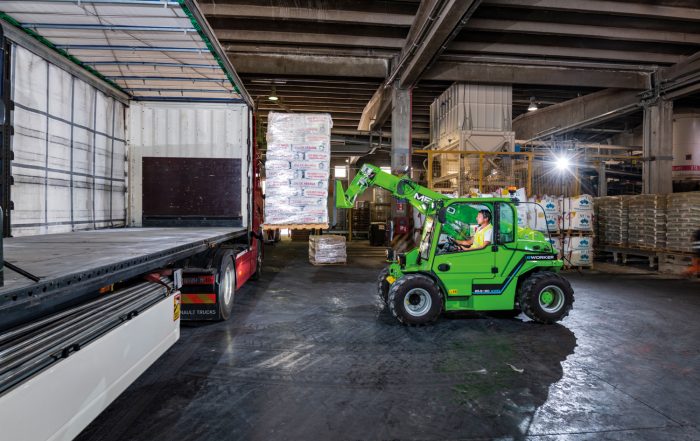 Il modello e-WORKER in azione: zero emissioni, prestazioni elevate e massima versatilità in ambienti industriali e agricoli.