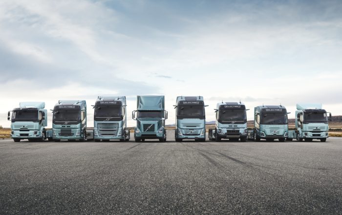 Volvo Trucks consolida la sua leadership nei camion elettrici pesanti con una gamma di otto modelli a zero emissioni, progettati per il trasporto urbano, regionale ed edile. Nel 2024, l’azienda ha raggiunto il 47% di quota di mercato in Europa, confermandosi leader del settore