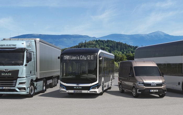 La gamma completa di veicoli MAN Truck & Bus, tra cui camion, autobus e van, protagonista della transizione verso l'elettromobilità nel 2025