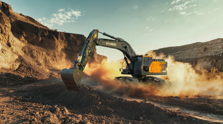 Escavatore cingolato Hyundai HX360L all’opera in cava: potenza, precisione e produttività per impieghi gravosi nel movimento terra