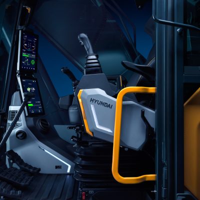 Interni cabina Hyundai HX360L: ergonomia avanzata, comandi digitali e comfort di livello superiore per una gestione intuitiva e sicura delle operazioni.