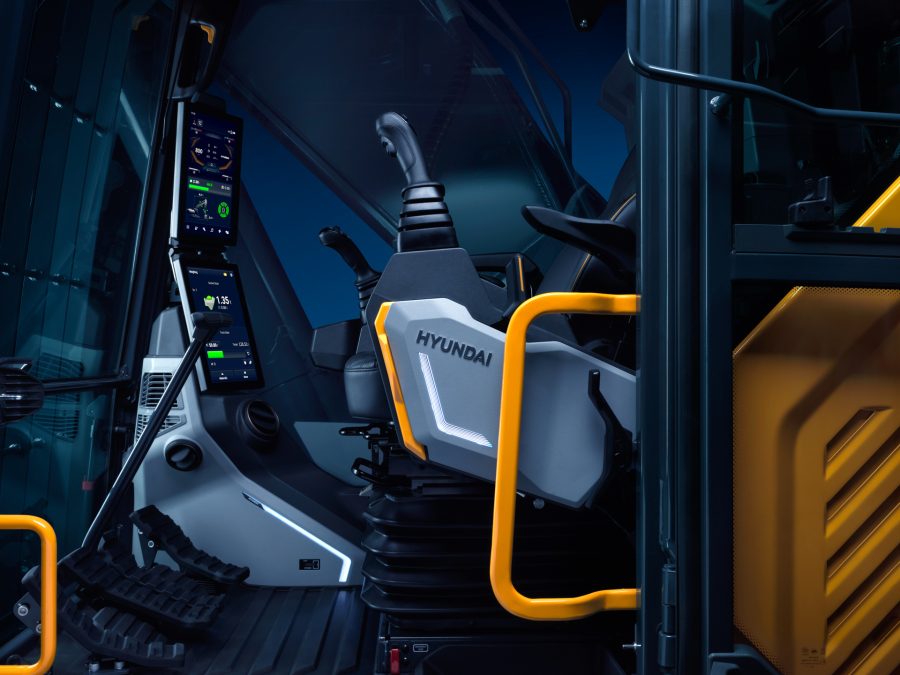 Interni cabina Hyundai HX360L: ergonomia avanzata, comandi digitali e comfort di livello superiore per una gestione intuitiva e sicura delle operazioni.