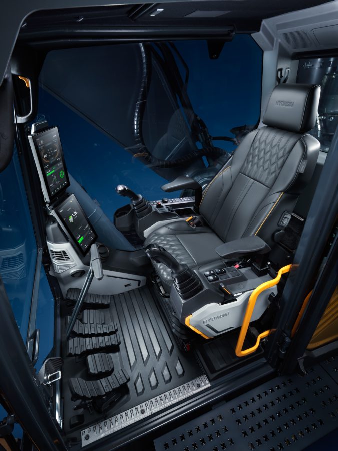 Pannelli di controllo digitali nella cabina Hyundai HX400L: visibilità totale, gestione operativa integrata e interfaccia user-friendly
