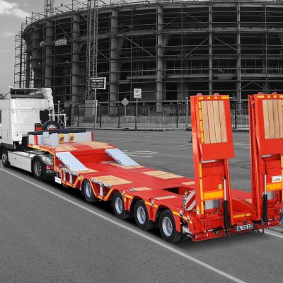 Il K.SLA R4 di Kässbohrer in configurazione stradale: il telaio in acciaio altoresistenziale, l’estensione fino a 6.200 mm e gli assi autosterzanti rendono questo semirimorchio una soluzione efficiente per il trasporto di macchinari ingombranti e materiali industriali