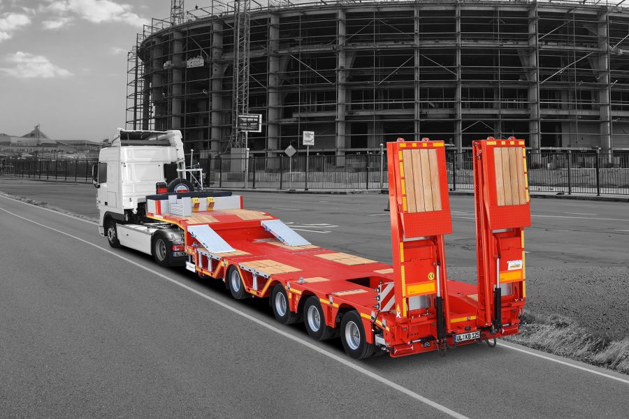 Il K.SLA R4 di Kässbohrer in configurazione stradale: il telaio in acciaio altoresistenziale, l’estensione fino a 6.200 mm e gli assi autosterzanti rendono questo semirimorchio una soluzione efficiente per il trasporto di macchinari ingombranti e materiali industriali