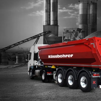 Il ribaltabile a 3 assi K.SKS B 24 operativo in cantiere: compatibile con motrici 4x2, 6x2 e 6x4, si distingue per il peso ridotto, la robustezza del corpo superiore e le dotazioni per la sicurezza in fase di scarico, come il sistema frenante “one-touch” e l’allarme di inclinazione