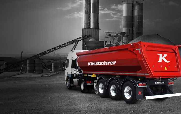 Il ribaltabile a 3 assi K.SKS B 24 operativo in cantiere: compatibile con motrici 4x2, 6x2 e 6x4, si distingue per il peso ridotto, la robustezza del corpo superiore e le dotazioni per la sicurezza in fase di scarico, come il sistema frenante “one-touch” e l’allarme di inclinazione
