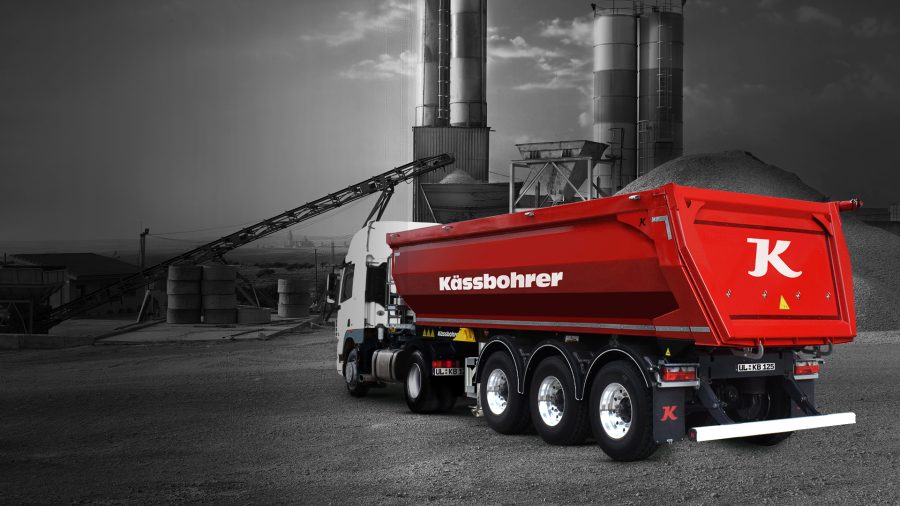 Il ribaltabile a 3 assi K.SKS B 24 operativo in cantiere: compatibile con motrici 4x2, 6x2 e 6x4, si distingue per il peso ridotto, la robustezza del corpo superiore e le dotazioni per la sicurezza in fase di scarico, come il sistema frenante “one-touch” e l’allarme di inclinazione