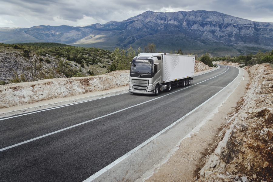 Volvo FH alimentato a gas naturale liquefatto in viaggio su strada: autonomia fino a 1.000 km e riduzione delle emissioni di CO₂ fino al 100% con Bio-LNG