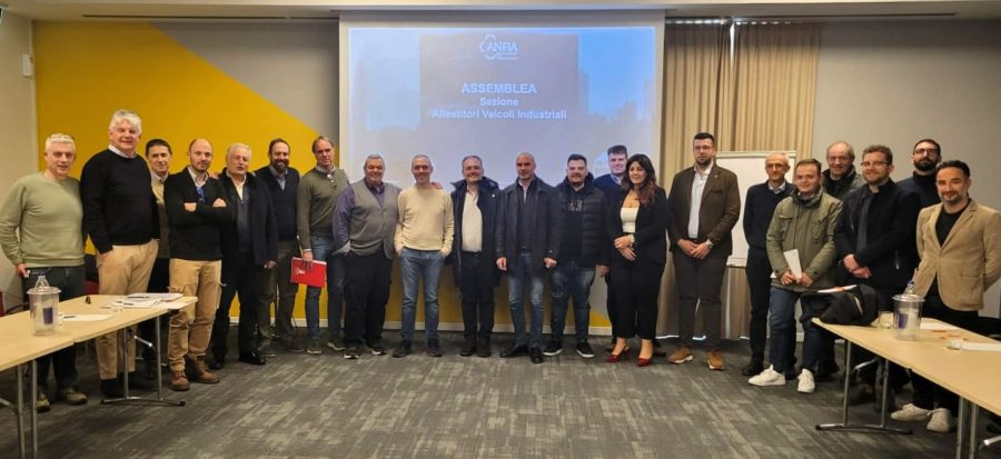 I rappresentanti delle prime 16 aziende aderenti alla nuova Sezione Allestitori Veicoli Industriali ANFIA, riuniti a Torino per l’assemblea di costituzione: un momento storico per il riconoscimento professionale del comparto