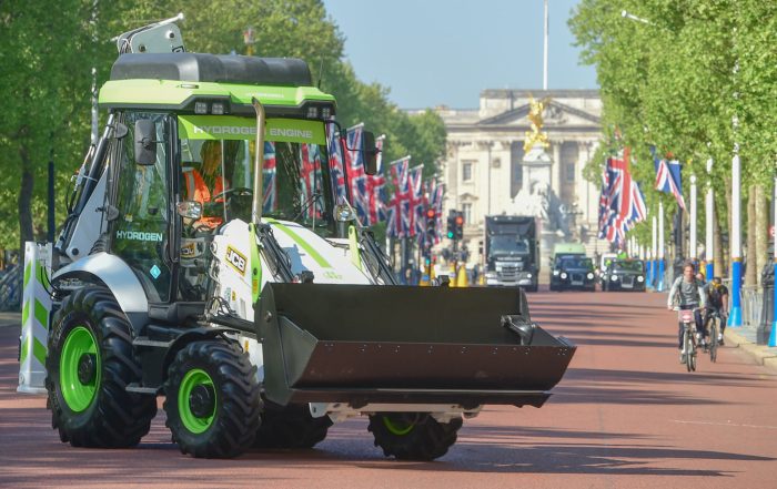 JCB a idrogeno su The Mall: La terna JCB alimentata a idrogeno percorre The Mall con Buckingham Palace sullo sfondo, simbolo dell’impegno britannico verso la decarbonizzazione delle macchine da costruzione