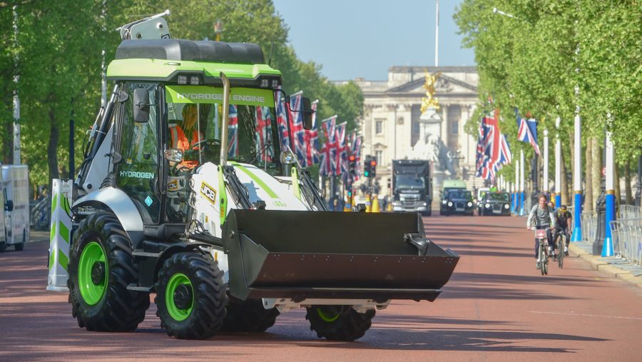 JCB a idrogeno su The Mall: La terna JCB alimentata a idrogeno percorre The Mall con Buckingham Palace sullo sfondo, simbolo dell’impegno britannico verso la decarbonizzazione delle macchine da costruzione