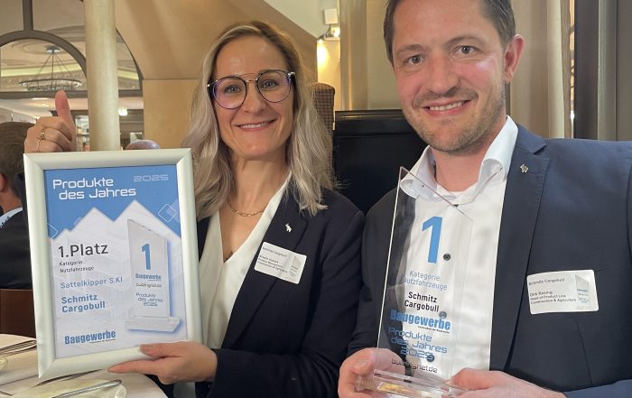 Dirk Resing e Kristin Hobert di Schmitz Cargobull ricevono il premio “Prodotto dell’Anno 2025” per il rimorchio ribaltabile intelligente S.KI con sistema TrailerConnect®, assegnato dalla rivista Baugewerbe