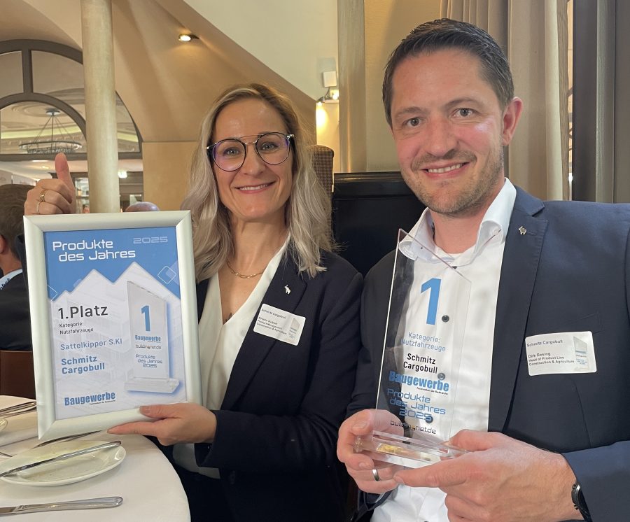 Dirk Resing e Kristin Hobert di Schmitz Cargobull ricevono il premio “Prodotto dell’Anno 2025” per il rimorchio ribaltabile intelligente S.KI con sistema TrailerConnect®, assegnato dalla rivista Baugewerbe