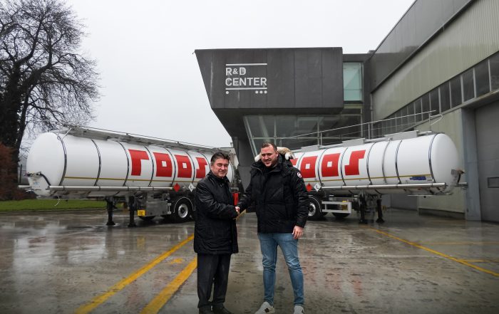 Consegna ufficiale dei 15 semirimorchi cisterna chimici Kässbohrer K.STC 30 a Roos Spedition GmbH: efficienza, sicurezza e innovazione al servizio del trasporto ADR internazionale